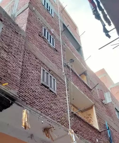 منزل خمس ادوار متشطب غاز وكهرباء ومياه القلج  متر غرفتين وصاله وحمام ومطبخ