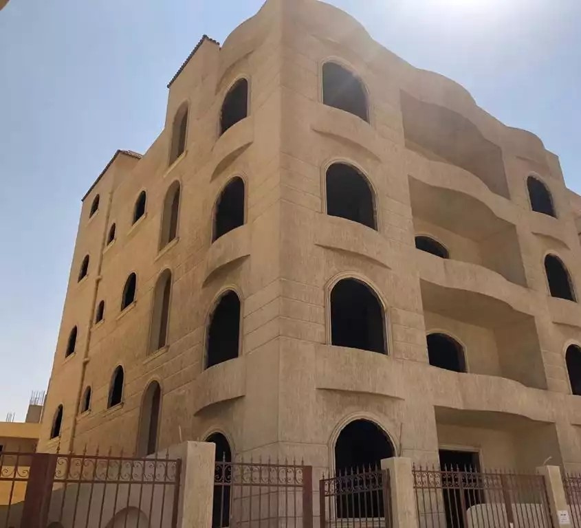 عمارة للبيع حدائق اكتوبر نصف تشطيب